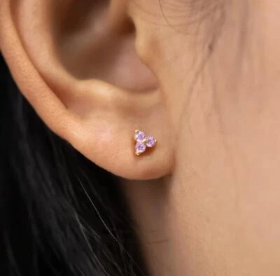 Aretes de plata con diseño de trío de piedras de nacimiento de amatista minimalista para dama de honor Foto 1 de 4