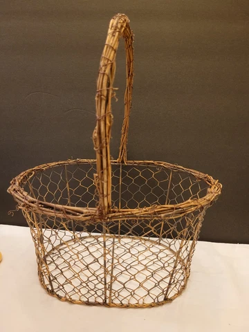 Brown Chicken Wire Basket with woodsy Grapevine Handle oval 11x10" Sturdy Cover