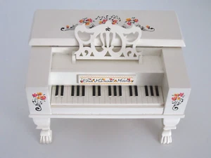 Muffy Vanderbear White Spinet Piano Music Box #4120 Mozart "One Minuet More" - Picture 1 of 8
