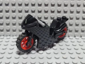 Lego schwarze Minifigur Motorrad Zubehör mit roten Reifen - Bild 1 von 1