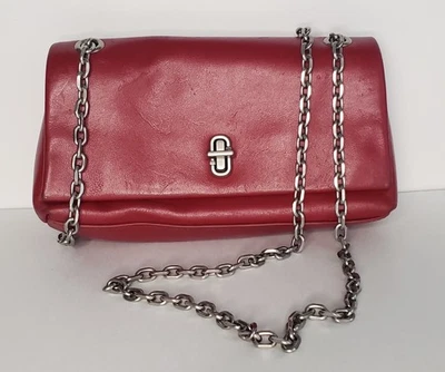 MINI BOLSA TIRACOLO DE OMBRO MARC JACOBS COURO VERMELHO A CORRENTE DUPLA - Imagem 1 de 4