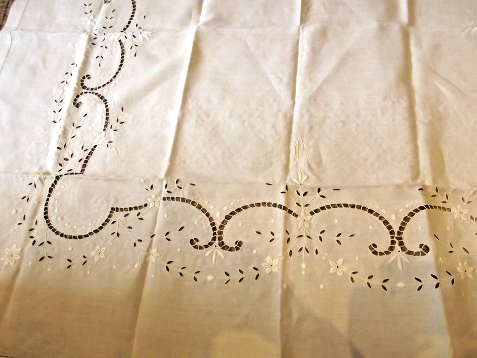 Ancienne Nappe richement brodée main fil de lin monogrammée linge de maison - Photo 1/4
