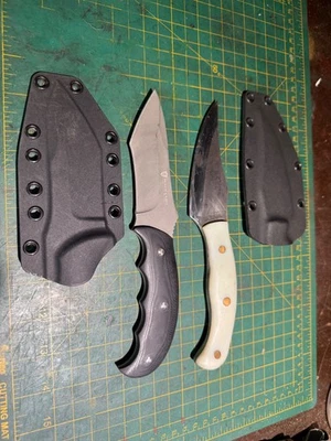 Лот из 2 ножей с фиксированным лезвием с ножнами из кайдекса - Изображение 1 из 2