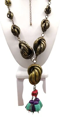 Collar Anthropologie Nudos Gruesos y Borlas Coloridas, Lavalier Bronce, Negrito Foto 1 de 4