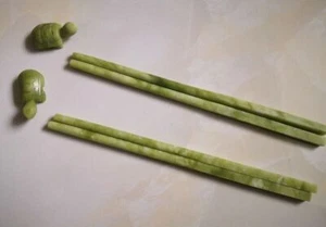 2 Pares de Palillos Chinos Nefrita Espinaca Jade Natural De Colección + Soporte - Imagen 1 de 3