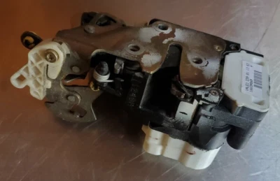 Оригинальный привод защелки заднего левого со стороны водителя для дверного замка Cadillac Deville 2000-2005 годов выпуска - Изображение 1 из 4