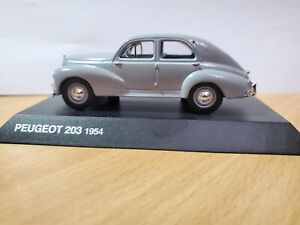Voiture Peugeot 203 1954 sur son socle