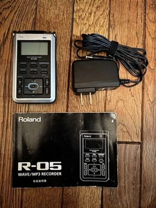 Roland R‑05 24-bit/96kHz WAV/MP3 Portable Audio Recorder – 16h Battery - Picture 1 of 8