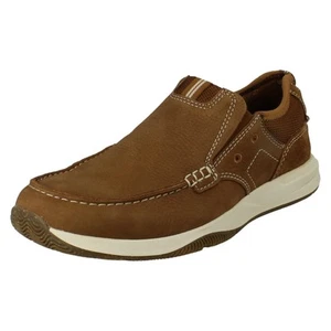 Zapatos de barco cómodos informales sin cordones de cuero Clarks de ajuste ancho para hombre: paso con vista a vela - Imagen 1 de 10
