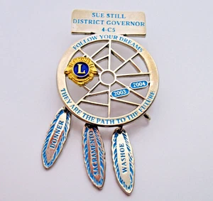 Pin Atrapasueños Club de Leones 4-C5 DG Sue Still 2003-04 Sigue tus sueños - Imagen 1 de 9