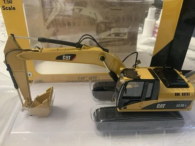Norscot Cat 323D Hydraulic Diecast Excavator/ Digger 1:50 Scale Model - Image 1 of 4