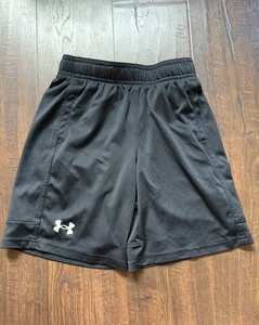 Under Armour Jungen Shorts Größe Small schwarz und dunkelgrau (4) - Bild 1 von 2