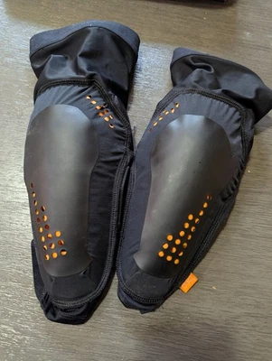 Rodilleras para bicicleta Pearl Izumi Elevate negras XSmall ligeramente usadas Foto 1 de 4