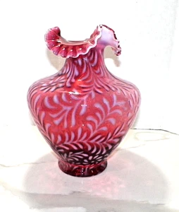 VINTAGE FENTON KUNSTGLAS CRANBERRY GÄNSEBLÜMCHEN/FARN RÜSCHE OPALISIEREND 11,5" GROSSE VASE - Bild 1 von 10