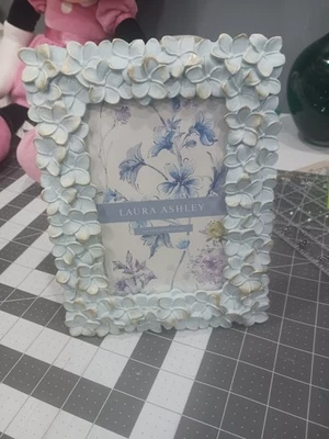 Marco de fotos con textura de resina 3D flores azules y doradas Laura Ashley 4x6 nuevo  Foto 1 de 3
