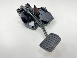 2017 - 2023 TESLA MODEL 3 BRAKE FOOT STOP PEDAL & SENSOR OEM 104469100D - Foto 1 di 9