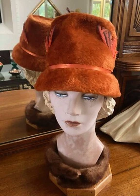 De colección Años 60 Mod Corona Alta Mujer Sombrero Castaño Rojizo Plumas Lana Cepillada Etiqueta Piel Misteriosa Foto 1 de 4