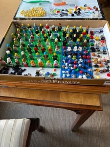 Lego Minifiguren RIESIGES Bulk Lot 68 + 18 Teile + 170 Zubehör + 66 Köpfe - Bild 1 von 12