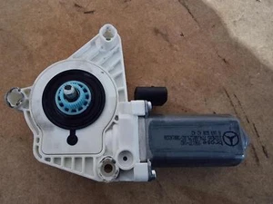 MERCEDES BENZ A KLASSE W169 04-12 FAHRER VORNE RECHTS FENSTERMOTOR A1698204242 - Bild 1 von 8