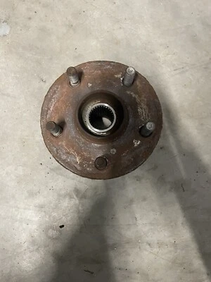 Toyota Camry Hybrid LE 2018 cojinete de rueda delantera defectuoso solo para piezas o reconstrucción Foto 1 de 2