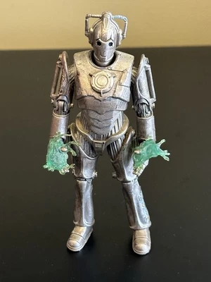Doctor Who Corroded Cyberman con Manos de Descarga Eléctrica Figura Versión Extremidad Dañada Foto 1 de 4