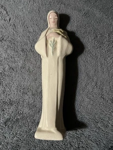 Graziosa statua vintage 7,25" Vergine Maria dipinta a mano regalo cattolico abito color crema - Foto 1 di 8