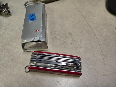 Navaja de Bolsillo Victorinox Swiss Army Multiherramienta Swiss Champ Roja 1.6795 (CAJA ABIERTA) Foto 1 de 4