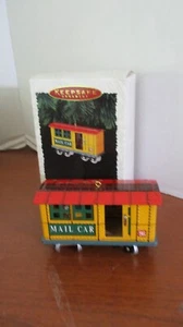 HALLMARK 1996 YULETIDE CENTRAL #3 MAIL VAGONE TRENO Ornamento in latta pressato~ Nuovo con scatola - Foto 1 di 9