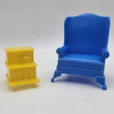Mueble de muñeca Marx vintage sillón azul mesa auxiliar amarilla silla de plástico Foto 1 de 4