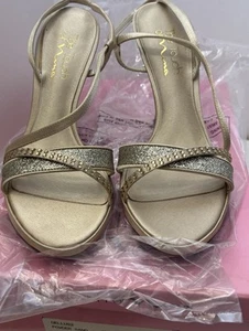 "Sandalias de tacón alto The Touch Of Nina de 3"" talla 7,5 polvo arena plata brillo/gemas" - Imagen 1 de 14