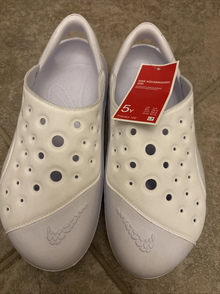 Sandalias Nike Aqua Swoosh blancas/platino puro Volt niños grandes talla 5y FV6363-100 Foto 1 de 4