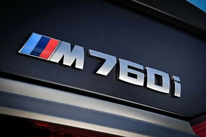 Genuine BMW G12 M760i Cerium Grey Rear Trunk Boot Sticker Badge Emblem - Foto 1 di 2