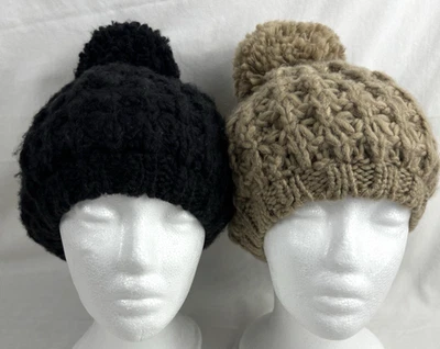 全新带标签 (2) 女式针织 Pom Beret Tam 帽子嬉皮波西米亚懒人豆豆黑色骆驼 — 第 1/4 张图片