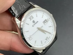 Swiss Made Cyma Date Silber S/S Weißes Zifferblatt Schwarz Lederband Quarz Herrenuhr - Bild 1 von 17
