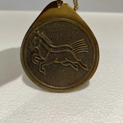 "Antiguo medallón de permiso de bronce postal imperial coreano cuatro caballos 3,5""" Foto 1 de 4