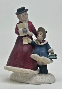 Estatuilla cuadrada Mervyn’s Village 1994 mujer e hija llevando regalos - Imagen 1 de 6