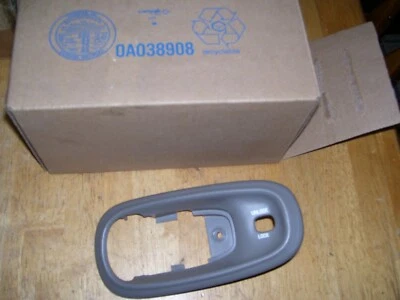 98-99 OLDSMOBILE INTRIGUE LH MANIJA PUERTA CONDUCTOR DELANTERO BISEL PELTRE GM 88895500 Foto 1 de 4