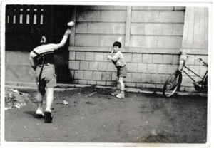 1950's Japanese Boys Playing Stickball Black & White Snapshot p1j - Picture 1 of 2