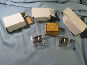 3 BOITES à MUSIQUE neuves: 1 en BOIS(QUEEN) 2 en PLEXIGLASS ( Amazing Grace) - Afbeelding 1 van 3