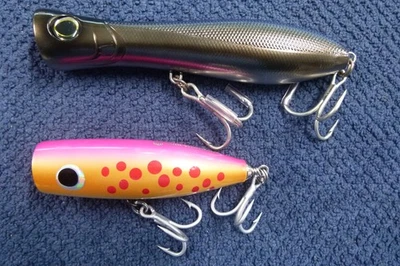 KONVOLUT 2 UNBENUTZTE OFFSHORE ANGELPOPPERS 1-YO-ZURI 1-UTI - Bild 1 von 4