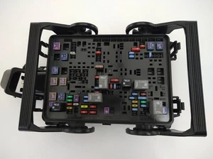 Fuse Box Junction Block 23387797 OEM Chevrolet Silverado GMC Sierra 16 - 17✅ - Picture 1 of 12