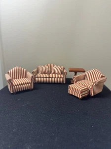 Vintage 2007 ~ Melissa & Doug Puppenhaus Möbel Sofa, 2 Stühle, Ottomane & Kaffee 1/12 - Bild 1 von 7