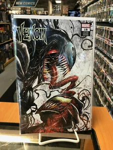 Cubierta exclusiva de tienda de cómics Venom 18 Tyler Kirkham en mano - Imagen 1 de 2
