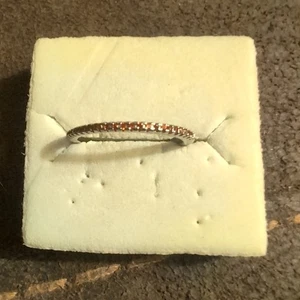 Anillo fino vintage tono plata con joyas rojas - Imagen 1 de 5