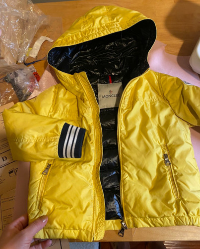 giubbotto puffer moncler bambino bambino ragazzo 2T con cappuccio zip intera giallo nero