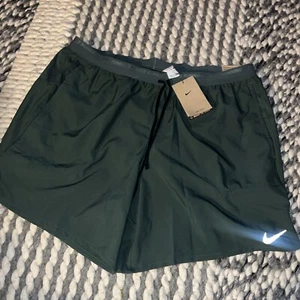 Neu mit Etikett Nike Stride LAUFSHORTS DRI-FIT 7" Herren XXL DM4761-338 Vintage grün $ 55 - Bild 1 von 7