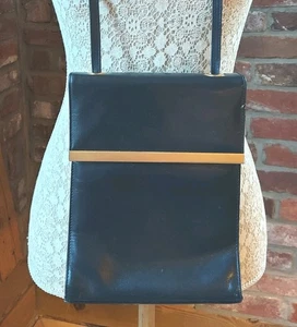 Schwarze Umhänge Handtasche Lederimitat mit Magnetverschluss ca. 17x22x7cm Vegan - Bild 1 von 6