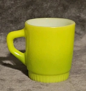 Tazza da caffè impilabile vintage Fire King in vetro latte verde lime sfumato USA - Foto 1 di 6