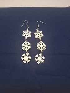 Nuevo Pendiente Colgante Triple Copo de Nieve Madera 3 Pulgadas - Imagen 1 de 1