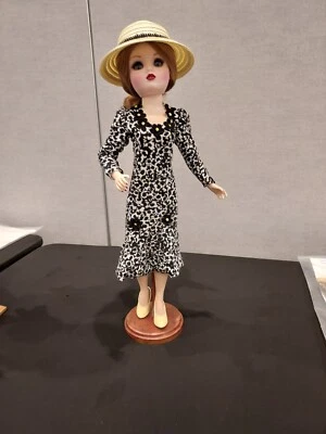 Canales Cissy de los años 30 en blanco y negro. Incluye vestido, sombrero y zapatos de salón Foto 1 de 4